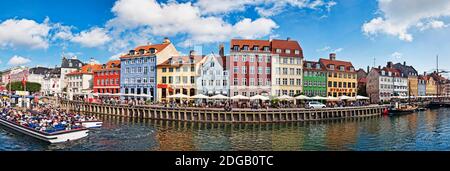 Touristes dans un bateau de tourisme avec des bâtiments le long d'un canal, Nyhavn, Copenhague, Danemark Banque D'Images