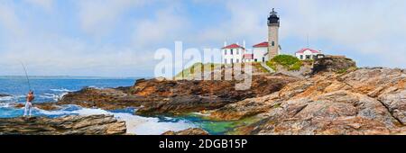 Phare sur la côte, phare de Beavertail, baie de Narragansett, Jamestown Island, Rhode Island, États-Unis Banque D'Images