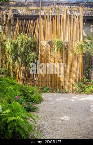 En bois et bambou Vintage porte d'entrée. Portique traditionnel et clôture du village ancien. La porte en bois et bambou en Thaïlande cour rurale. Une porte mad Banque D'Images