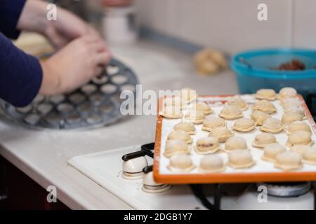 Faire cuire des boulettes à la maison Banque D'Images