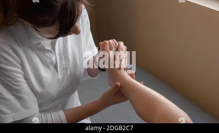 L'inspection d'un baby foot Banque D'Images