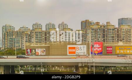 Immeuble d'appartements point de vue du train, Shanghai, Chine Banque D'Images