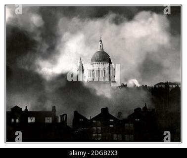 LONDRES BLITZ WW2 SAINT PAULS CATHÉDRALE L'ALLEMAGNE NAZIE BOMBARDANT St Paul survit. Une photo emblématique de la cathédrale Saint-Paul a été préprogrammée et prise courageusement lors d'une raid aérien nocturne le 29 décembre 1940 par le photographe Herbert Mason. Cette image est devenue le symbole de la résistance contre le bombardement terroriste de civils par la Luftwaffe en Allemagne nazie. Cette photo a été soigneusement restaurée et améliorée pour recréer son impact et sa qualité d'origine. Banque D'Images