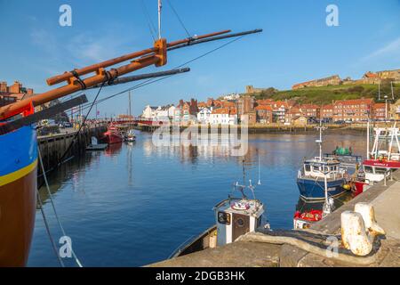 Vue sur l'église Sainte-Marie, les maisons et les bateaux sur la rivière Esk, Whitby, Yorkshire, Angleterre, Royaume-Uni, Europe Banque D'Images