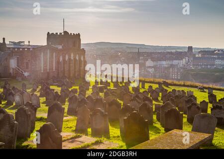 Vue sur Whitby depuis le cimetière de l'église St Mary, Whitby, Yorkshire, Angleterre, Royaume-Uni, Europe Banque D'Images