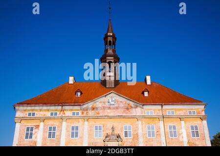 Vue à angle bas d'un hôtel de ville, Narva, Estonie Banque D'Images