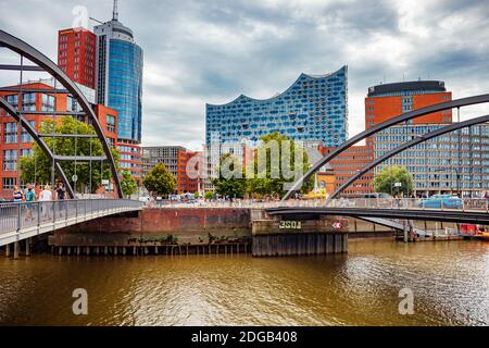 HAMBOURG, ALLEMAGNE - VERS AOÛT 2020 : port de Hamburger et Elbphilharmonie à Hambourg, Allemagne. Banque D'Images