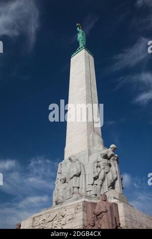 Vue à angle bas d'un monument, Monument de la liberté, Riga, Lettonie Banque D'Images