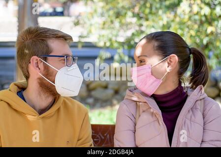 Homme et femme dans un masque médical. Portrait de famille pendant une pandémie. Masque médical de protection. Protection contre le virus pandémique Covid 19 Banque D'Images