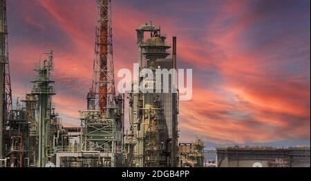 Usine pétrochimique de raffinerie de pétrole de la zone industrielle chimique d'Osaka au Japon. Industrie pétrochimique du pétrole et du gaz. Nombreux réservoirs de stockage de pétrole et p Banque D'Images