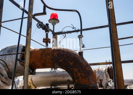 Anciens pipelines rouillés dans la raffinerie Banque D'Images