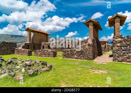 Ruines des maisons de magasins à Raqchi, le site archéologique de l'Inca Banque D'Images