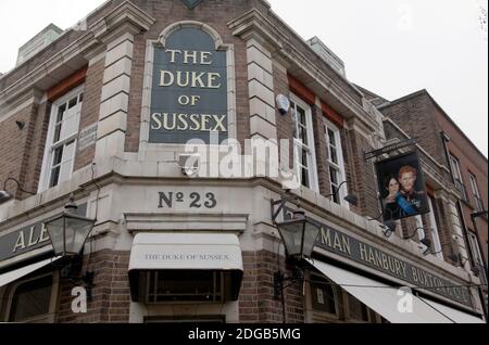 Un panneau représentant le duc et la duchesse de Sussex est accroché devant le pub du duc de Sussex à Londres, en Grande-Bretagne, le 8 décembre 2020. Photo/John Voos Banque D'Images