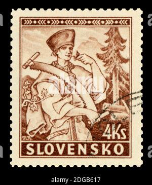 SLOVAQUIE - VERS 1939 : timbre-poste annulé imprimé par la Slovaquie, qui montre le portrait du travailleur dans la forêt , vers 1939. Banque D'Images