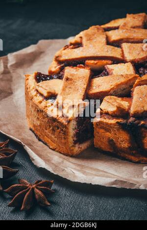 Tarte maison fraîchement cuite avec baies. Banque D'Images