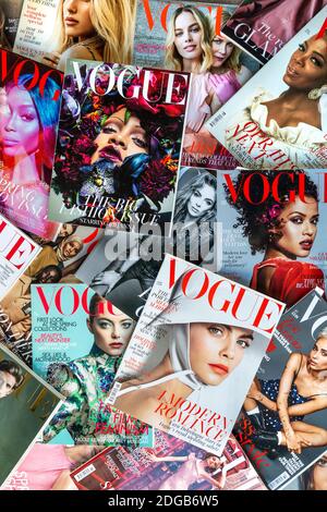 Les numéros du magazine de mode Vogue ont été présentés Banque D'Images