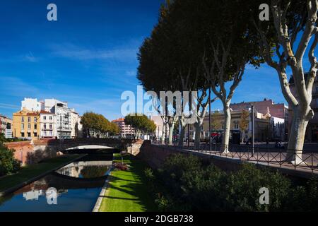 Bâtiments le long de la Basse Riverfront, Perpignan, Pyrénées-Orientales, Languedoc-Roussillon, France Banque D'Images