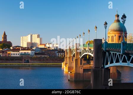 Pont Saint-Pierre et dôme de l'Hôpital de la tombe au lever du soleil, Toulouse, haute-Garonne, midi-Pyrénées, France Banque D'Images