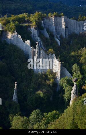 Les Pyramides de zone au soleil du soir. Près du lac Iseo. Brescia, Lombardie, Italie. Banque D'Images