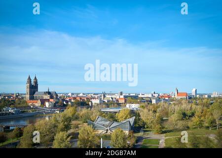 Panorama de la ville de Magdebourg avec le Rotehornpark et La cathédrale de Magdeburg de l'autre côté de l'Elbe Rivière Banque D'Images