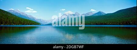 Lac avec montagnes en arrière-plan, lac Bowman, parc national des Glaciers américains, Montana, États-Unis Banque D'Images