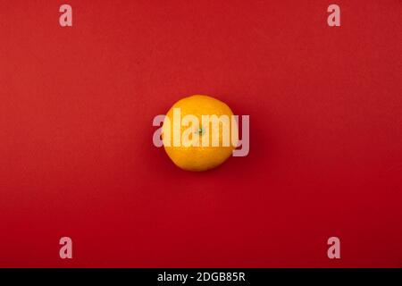 Une série de photos d'avant-noël sur fond rouge et jaune avec des sucettes et des attributs des vacances, vue de dessus, conception plate Banque D'Images