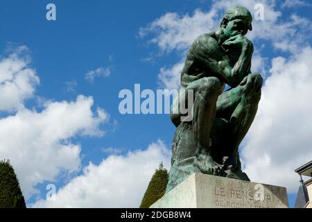 Vue à angle bas d'une statue du Musée Rodin, Paris, Ile-de-France, France Banque D'Images