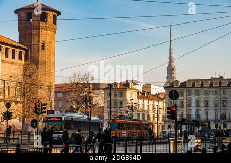 Piazza Castello, sur la tour gauche du château médiéval, en arrière-plan le Mole Antonelliana.Turin, Piémont, Italie, Europe Banque D'Images