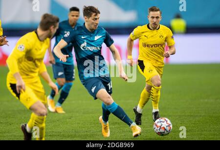 SAINT-PÉTERSBOURG, RUSSIE - DÉCEMBRE 08 : Daler Kuzyaev de Zenit Saint-Pétersbourg et Felix Passlack de Borussia Dortmund lors du match de niveau F de la Ligue des champions de l'UEFA entre Zenit Saint-Pétersbourg et Borussia Dortmund à Gazprom Arena le 8 décembre 2020 à Saint-Pétersbourg, en Russie. (Photo par MB Media) Banque D'Images