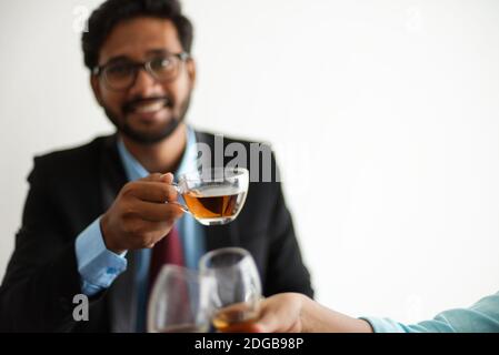 Les fêtes d'affaires se passent avec des boissons gazeuses, du thé et du vin. Style de vie d'entreprise indien Banque D'Images