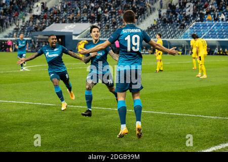 SAINT-PÉTERSBOURG, RUSSIE - DÉCEMBRE 08 : Malcom [à gauche] et Aleksei Sutormin [à droite] fêtent après que Sebastián Driussi [au centre] a ouvert le score de Zenit Saint-Pétersbourg lors du match du groupe F de la Ligue des champions de l'UEFA entre Zenit Saint-Pétersbourg et Borussia Dortmund à Gazprom Arena le 8 décembre 2020 à Saint-Pétersbourg, en Russie. (Photo par MB Media) Banque D'Images