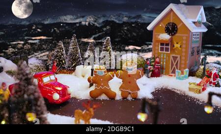 Biscuits de pain d'épice dans le village magique de Noël avec masque médical de protection. Sécurité Noël vacances d'hiver pendant le concept de pandémie de coronavirus. Banque D'Images