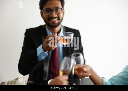 Les fêtes d'affaires se passent avec des boissons gazeuses, du thé et du vin. Style de vie d'entreprise indien Banque D'Images