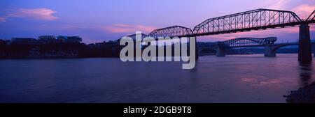 Pont traversant une rivière, Walnut Street Bridge, Tennessee River, Chattanooga, Tennessee, États-Unis Banque D'Images