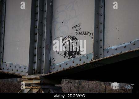 Graffiti de panda de déchets sur le dessous d'un pont sur la rivière inférieure du don Banque D'Images