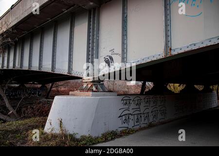 Graffiti de panda de déchets sur le dessous d'un pont sur la rivière inférieure du don Banque D'Images