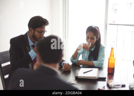 Les fêtes d'entreprise se passent avec de la fumée, des boissons non alcoolisées, du thé et du vin. Style de vie d'entreprise indien Banque D'Images