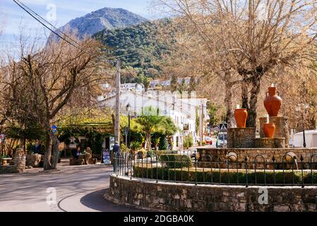 Source à l'arrivée à Benamahoma. L'eau est le patrimoine naturel des villages blancs. Benamahoma, Grazalema, Cádiz, Andalucía, Espagne, Europe Banque D'Images