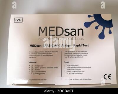 Themenbild Corona Antigen Test Schnelltest, Pandemie, Covid19, Antigen-Test, Durchführung Corona-Schnelltest, Anzeige auf Teststreifen, Ergebnis posit Banque D'Images