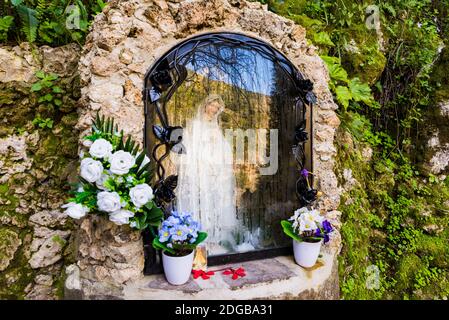 Niche avec vierge au printemps d'El Nacimiento est la source de la rivière Majaceite. Benamahoma, Grazalema, Cádiz, Andalucía, Espagne, Europe Banque D'Images