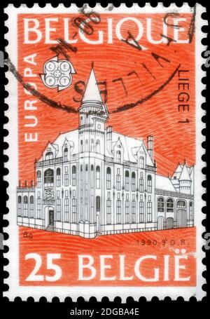 Saint-Pétersbourg, Russie - 27 septembre 2020 : timbre imprimé en Belgique avec l'image du bureau de poste de Liège, vers 1990 Banque D'Images