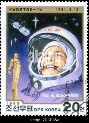 Saint-Pétersbourg, Russie - 12 novembre 2020 : timbre imprimé en Corée du Nord avec l'image du Yuri Gagarin, vers 1988 Banque D'Images