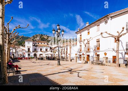 Plaza de España - place d'Espagne, avec l'hôtel de ville en arrière-plan. Grazalema, Cádiz, Andalucía, Espagne, Europe Banque D'Images