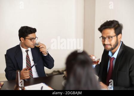 Les fêtes d'entreprise se passent avec de la fumée, des boissons non alcoolisées, du thé et du vin. Style de vie d'entreprise indien Banque D'Images