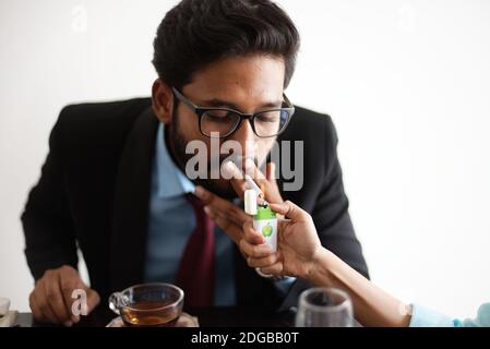 Les fêtes d'affaires se passent avec des boissons gazeuses et du vin. Style de vie d'entreprise indien Banque D'Images