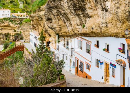 Calle Calcetas - Calcetas Street. Rue avec des habitations construites sur des surplombs rocheux. Setenil de las Bodegas, Cádiz, Andalucía, Espagne, Europe Banque D'Images