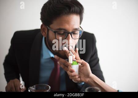 Les fêtes d'affaires se passent avec des boissons gazeuses et du vin. Style de vie d'entreprise indien Banque D'Images