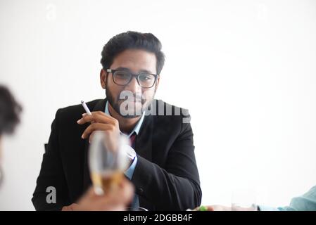 Les fêtes d'affaires se passent avec des boissons gazeuses et du vin. Style de vie d'entreprise indien Banque D'Images