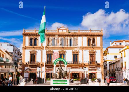 Plaza del socorro, Ronda. Drapeau et emblème de l'Andalousie. Plaza del Socorro, Ronda, Málaga, Andalousie, Espagne, Europe Banque D'Images