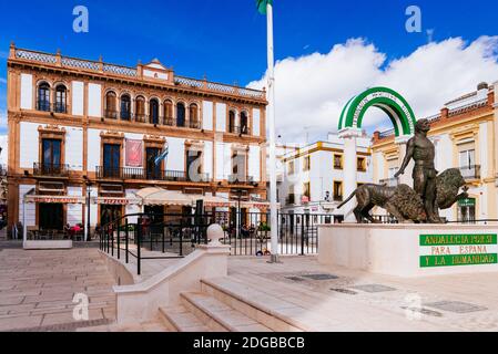 Plaza del socorro, Ronda. Drapeau et emblème de l'Andalousie. Plaza del Socorro, Ronda, Málaga, Andalousie, Espagne, Europe Banque D'Images